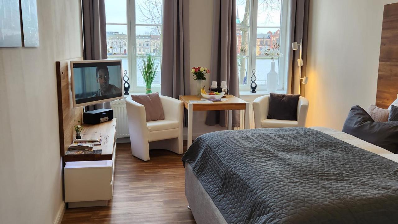 Das Ferienapartment Alexandrine Direkt Am Pfaffenteich Mit Eigenem Parkplatz Schwerin  Exterior photo